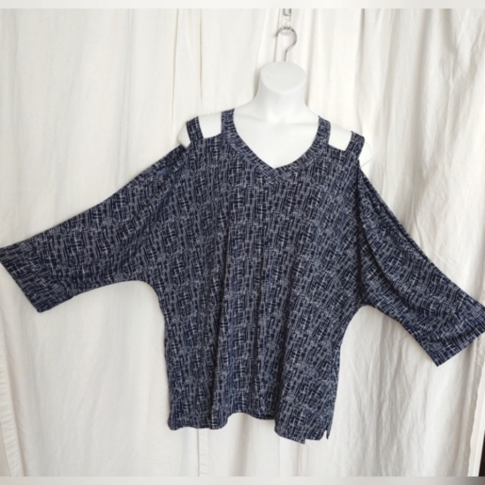 Avenue cold shoulder top long sleeves v-neck 26/28
